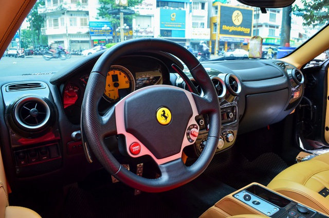 Ferrari F430 Spider lo mat sau thoi gian dai nam im trong garage than xe dan logo tiet lo co the tham gia hanh trinh sieu xe lon sap toi