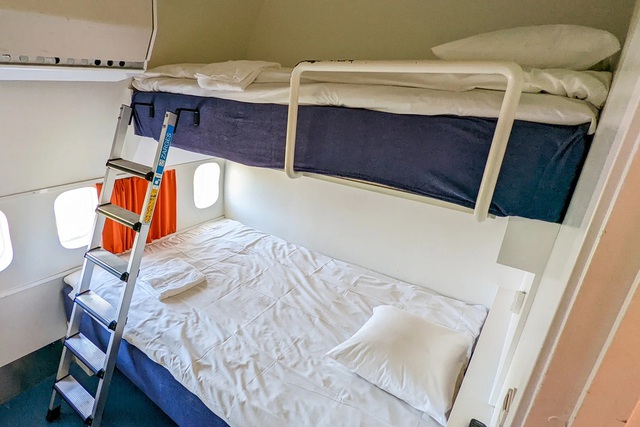 Máy bay hóa thân thành khách sạn độc đáo: Thưởng trà trên cánh, ngủ trong buồng lái - Ảnh 4.