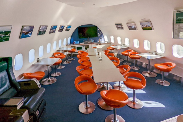 Máy bay hóa thân thành khách sạn độc đáo: Thưởng trà trên cánh, ngủ trong buồng lái - Ảnh 11.