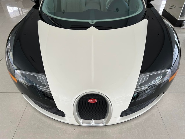 Bugatti Veyron độc nhất Việt Nam của Trung Nguyên Legend thay bộ cánh vừa lạ cũng vừa quen, vẫn đúng phong cách của vị Chủ tịch - Ảnh 1.
