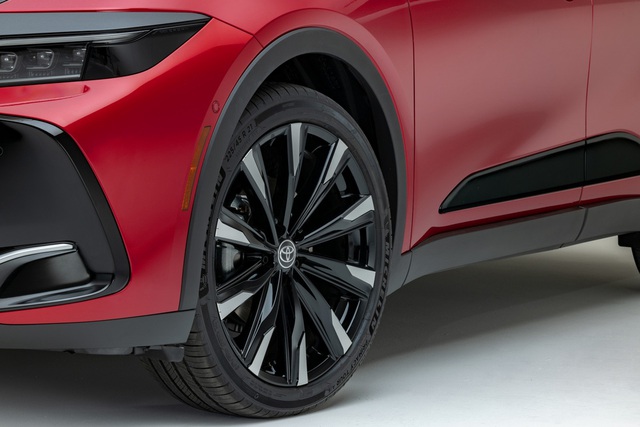 推出新一代豐田皇冠：從轎車到 SUV 的 4 種設計的獨特設計 - 照片 17。