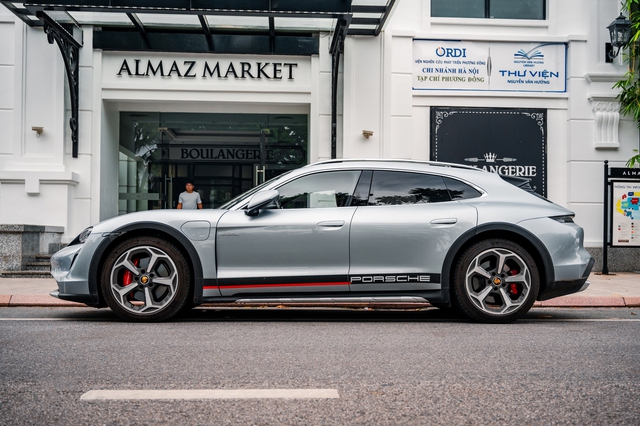 Porsche Taycan Cross Turismo đầu tiên Việt Nam - Xe điện có thể offroad cho giới nhà giàu - Ảnh 3. Porsche Taycan Cross Turismo đầu tiên Việt Nam - Xe điện có thể offroad cho giới nhà giàu - Ảnh 3.