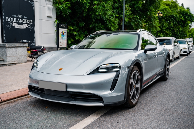 Porsche Taycan Cross Turismo đầu tiên Việt Nam - Xe điện có thể offroad cho giới nhà giàu - Ảnh 1.