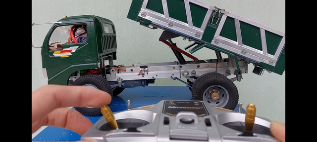9X bỏ việc ở nhà tự chế tạo mô hình xe tải điều khiển từ xa bằng nhựa tái chế - Ảnh 4.