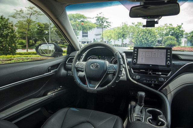 Chốt Toyota Camry trong 15 phút, Giám đốc 8X đánh giá: ‘Ngồi sau sướng thật, cầm vô lăng còn bất ngờ hơn’ - Ảnh 19.