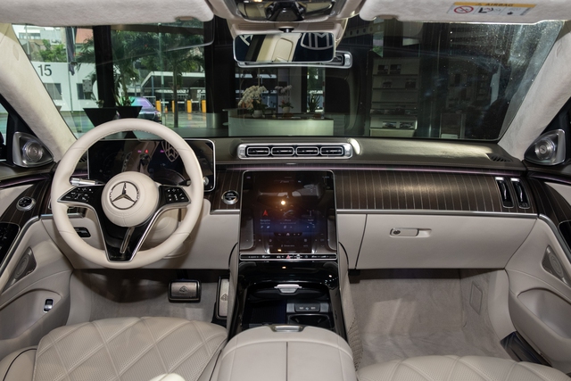 Ngồi thử Mercedes-Maybach S 680 giá 16 tỷ đồng tại Việt Nam: Đóng mở cửa như Rolls-Royce, ghế ông chủ có thể biến thành giường - Ảnh 18.