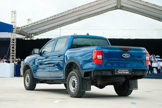 Ảnh thực tế Ford Ranger 2023 bản tiêu chuẩn tại VN: Giá 659 triệu đồng, hộp số sàn nhưng vẫn nhiều công nghệ - Ảnh 17.