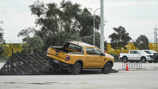 Ford Ranger Wildtrak 2022 giá 965 triệu đồng - Vua bán tải thị uy đối thủ tại Việt Nam - Ảnh 5.