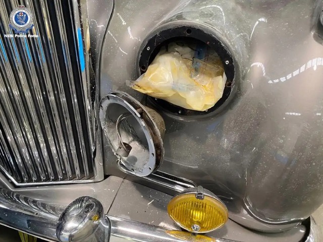 Tội phạm dùng xe Bentley cổ để giấu chất cấm vượt biên - Ảnh 2.