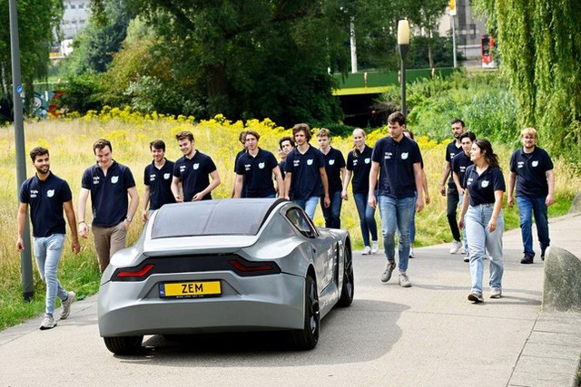 Sinh viên Hà Lan phát minh xe điện lọc khí thải - Ảnh 1.
