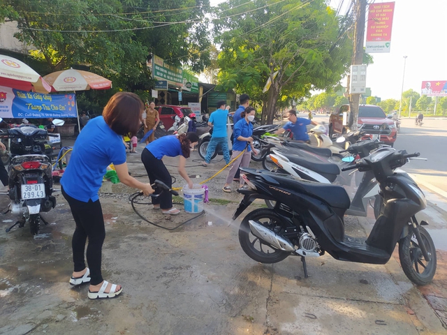 Các cô gái trẻ tình nguyện rửa xe gây quỹ cho trẻ em nghèo - Ảnh 1.