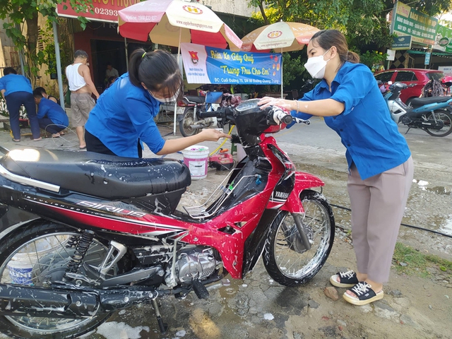Các cô gái trẻ tình nguyện rửa xe gây quỹ cho trẻ em nghèo - Ảnh 3.