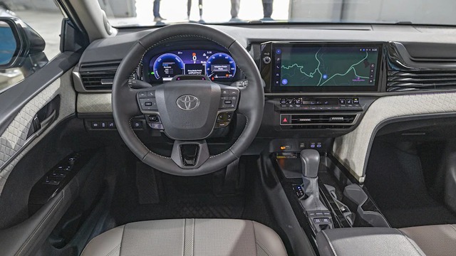 Xem Toyota Camry đời mới ngoài thực tế - Ảnh 8.