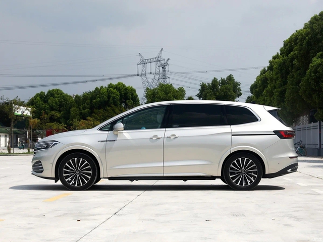 VW Viloran tại Việt Nam lộ nhiều trang bị trước ra mắt: Bản base nhiều công nghệ xịn, dễ hiểu vì sao đắt hơn Carnival - Ảnh 3.