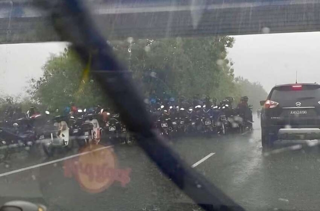 Báo Tây cảnh báo một hình ảnh rất đỗi quen thuộc ở Việt Nam: Cứ mưa là thấy cảnh gây tranh cãi này - Ảnh 1.