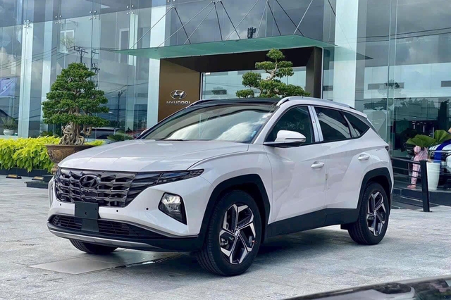 Hyundai trước cơ hội bán vượt Toyota sau 2 năm tụt lại ở Việt Nam: Corolla Cross bán chậm, Santa Fe, Tucson bứt tốc sau giảm giá - Ảnh 4.