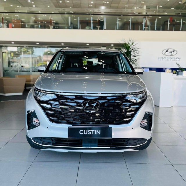 Hyundai Custin giảm 40 triệu đồng tại đại lý, gia tăng sức ép lên Innova Cross  - Ảnh 3.