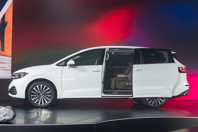 Chi tiết VW Viloran Luxury giá 2,188 tỷ đồng, vượt trội về trang bị tiện nghi so với bản tiêu chuẩn - Ảnh 3.