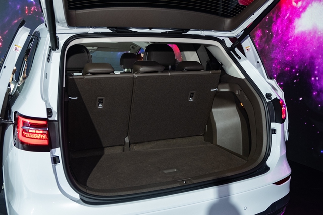 Chi tiết VW Viloran Luxury giá 2,188 tỷ đồng, vượt trội về trang bị tiện nghi so với bản tiêu chuẩn - Ảnh 9.