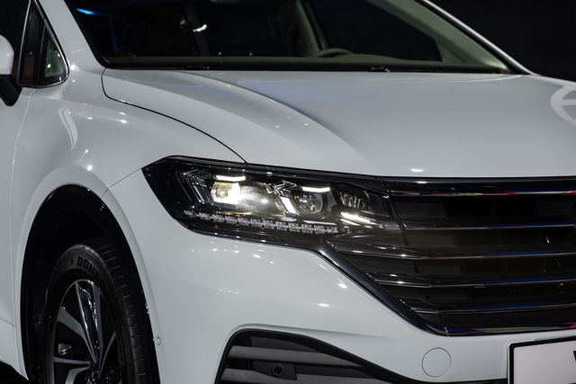 Soi qua VW Viloran Premium giá 1,989 tỷ đồng, khó lòng chiến thắng Kia Carnival - Ảnh 2.