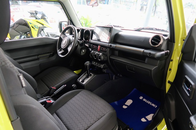 Suzuki Việt Nam xác nhận sắp bán Jimny: Xe trưng bày ồ ạt về đại lý, giá dự kiến mới từ 800 triệu - Ảnh 3.