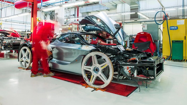 Muốn 'chơi' xe Ferrari này ở Việt Nam phải sẵn rất nhiều tiền: Quệt móp 1 vết có thể tốn cả chục tỷ tiền sửa - Ảnh 2.