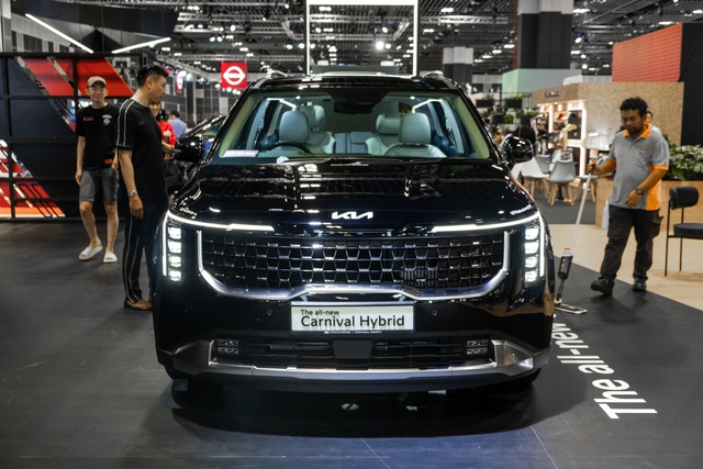 Kia Carnival 2024 lần đầu ra mắt ĐNÁ: Đèn mới như xe Cadillac, nội thất hiện đại hơn, thêm động cơ hybrid, sẽ sớm về Việt Nam - Ảnh 1.