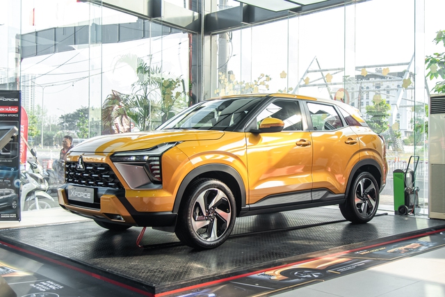 Mitsubishi Xforce Premium giá 699 triệu về đại lý, khách hàng bủa vây xem xe, đông như tại triển lãm - Ảnh 3. Mitsubishi Xforce Premium giá 699 triệu về đại lý, khách hàng bủa vây xem xe, đông như tại triển lãm - Ảnh 3.