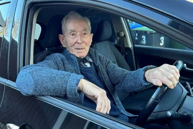 Cụ ông 100 tuổi vẫn lái Kia Morning hằng ngày: Kiểm tra sức khỏe thi bằng lái đạt 10/10, từng lái cả xe hạng nặng - Ảnh 1.