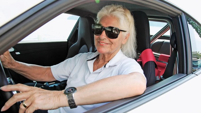 Cụ bà 83 tuổi vẫn lái Lamborghini, Porsche băng băng tại trường đua - Ảnh 1.