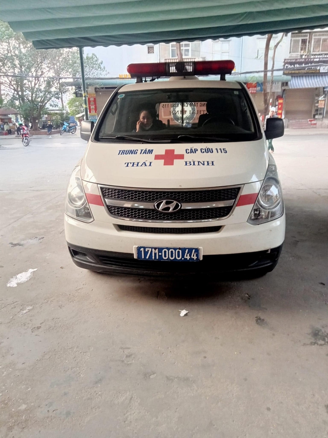 Xe cấp cứu người nguy kịch bị chiếm làn đường ưu tiên, hai cảnh sát Hà Nội vội lao ra, clip 32s gây bão - Ảnh 1.