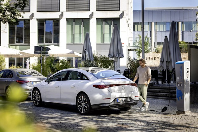 Mercedes-Benz trình làng bộ sạc di động tiện lợi cho xe điện - Ảnh 2.
