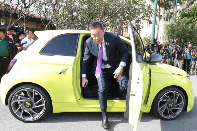 Thủ tướng Thái Lan gây sốt khi cầm lái xe điện cực dễ thương đi làm - Ảnh 1.