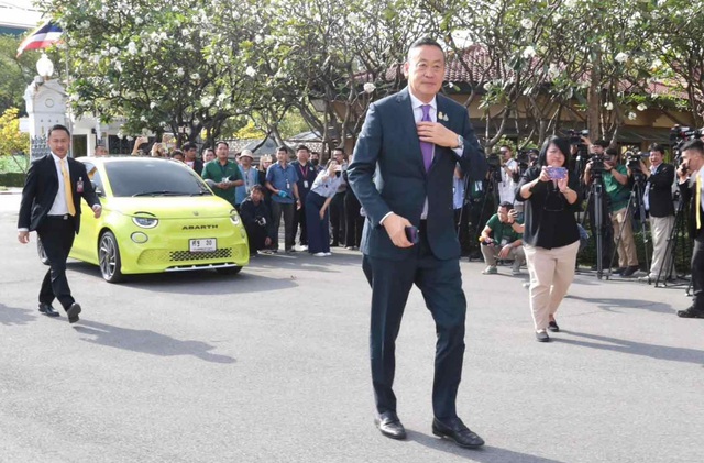 Thủ tướng Thái Lan gây sốt khi cầm lái xe điện cực dễ thương đi làm - Ảnh 2.