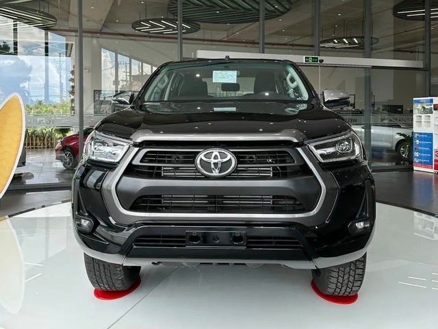 Đại lý nhận cọc Toyota Hilux 2024, báo về Việt Nam tháng 5: Giá dự kiến hơn 700 triệu, có điểm khó cạnh tranh Ranger - Ảnh 1.