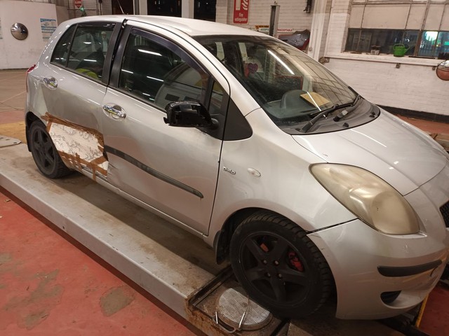 Sửa xe bằng giấy và băng dính, chủ xe mất luôn chiếc Toyota Yaris của mình - Ảnh 1.