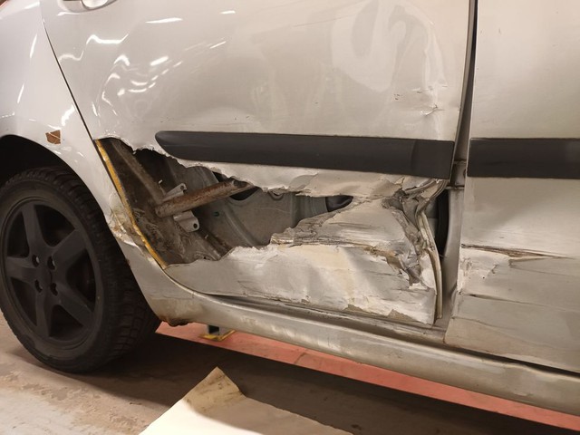 Sửa xe bằng giấy và băng dính, chủ xe mất luôn chiếc Toyota Yaris của mình - Ảnh 2.