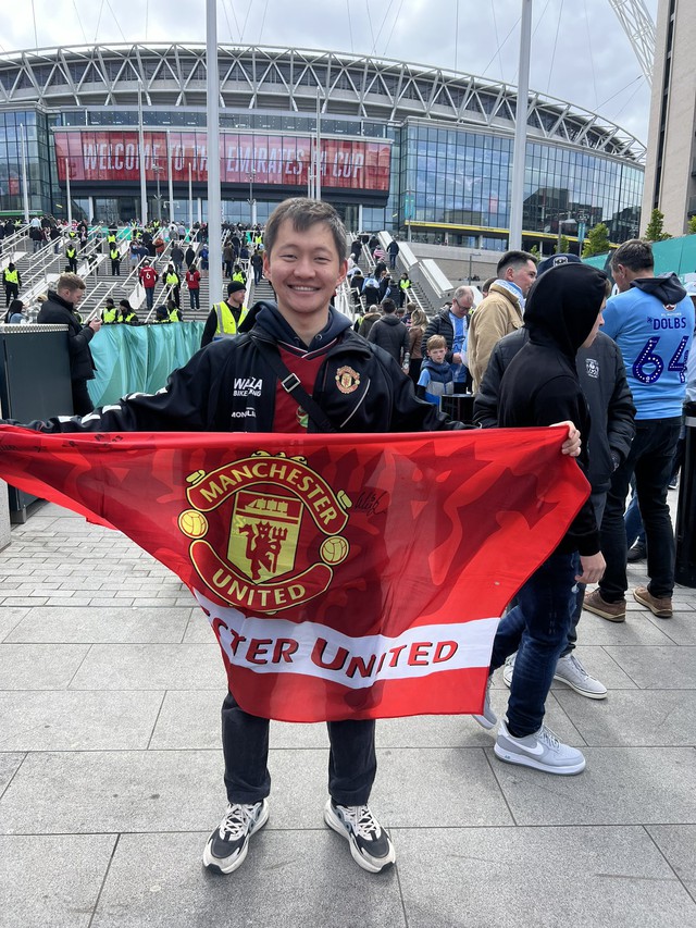 Fan hâm mộ đạp xe 11 tháng từ Mông Cổ tới Anh xem Manchester United đá suýt nữa phải ra về trong uất ức - Ảnh 4.