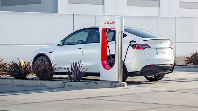 Tesla sa thải toàn bộ nhân viên mảng sạc hứa hẹn là 'mỏ vàng' tương lai, cả làng xe điện 'đứng hình' - Ảnh 4.