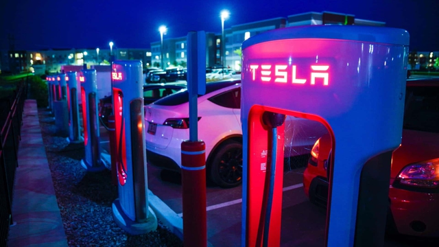 Tesla sa thải toàn bộ nhân viên mảng sạc hứa hẹn là 'mỏ vàng' tương lai, cả làng xe điện 'đứng hình' - Ảnh 2.