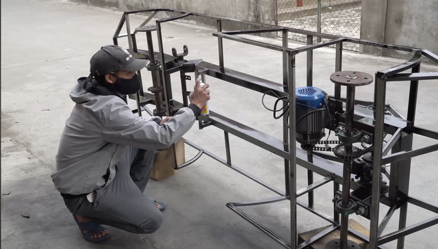 Chán làm mô hình bình thường, ông bố 9x ở Bắc Ninh chế tạo McLaren 720S lộn ngược tặng con trai- Ảnh 4. Chán làm mô hình bình thường, ông bố 9x ở Bắc Ninh chế tạo McLaren 720S lộn ngược tặng con trai- Ảnh 4.