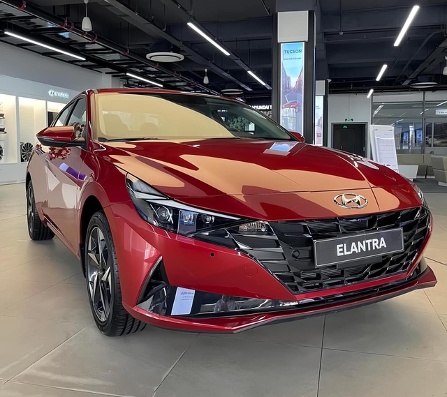 Hyundai Elantra giảm giá tới 125 triệu tại đại lý: Bản cao cấp còn hơn 600 triệu, đấu Civic với giá chỉ ngang City- Ảnh 2.
