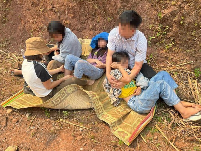 Gia đình 5 người sống sót sau khi lao Suzuki XL7 xuống vực 70 mét tại Điện Biên - Ảnh 2.