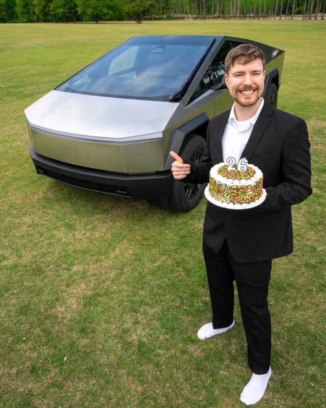 Bước sang tuổi 26, một trong những YouTuber lớn nhất thế giới tặng ngẫu nhiên 26 xe Tesla cho người lạ toàn cầu - Ảnh 3.