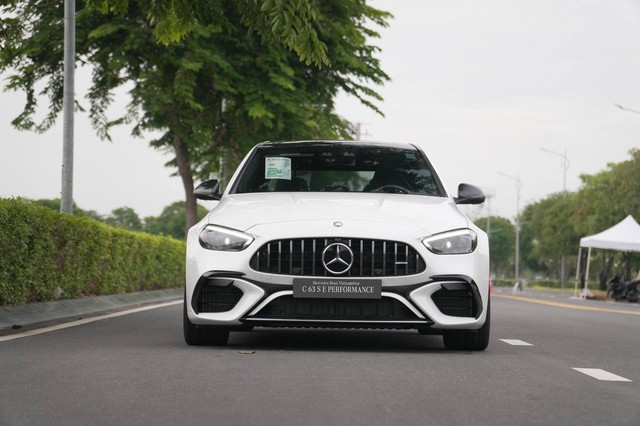 Mercedes-AMG C 63 S E Performance giá 4,9 tỷ đồng đầu tiên về Việt Nam: Mạnh ngang siêu xe, nhiều 'đồ chơi' khủng cho tín đồ tốc độ- Ảnh 3.