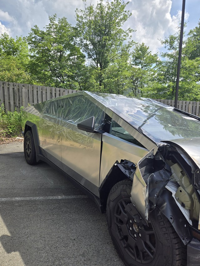 Chờ 5 năm mới được nhận xe, chủ Tesla Cybertruck đâm vào nhà chỉ sau 4 tiếng sở hữu- Ảnh 2.