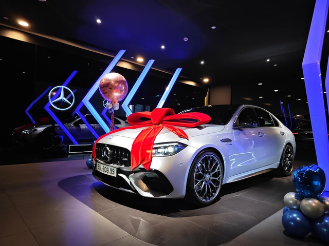 Giao Mercedes-AMG C 63 S E Performance đầu tiên ra biển tại Việt Nam, sales chia sẻ: ‘Khách thích từ năm 2022, chốt đặt trước ra mắt’- Ảnh 1.