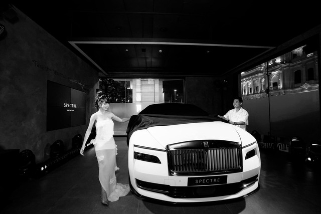 Mua Rolls-Royce Spectre đầu tiên Việt Nam, Minh Nhựa được chiều như thế nào: Sang tận Anh, được tặng một thứ khiến chính chủ thốt lên lời khen rất chu đáo- Ảnh 2.