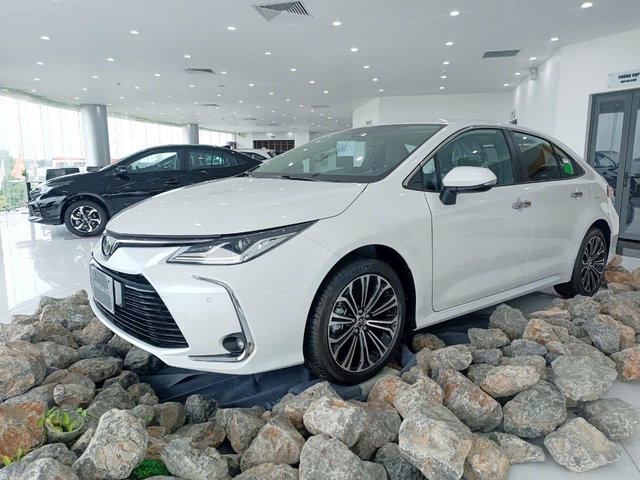 Toyota Corolla Altis giảm tới 80 triệu tại đại lý: Sản xuất 2023, bản giữa thấp hơn Civic tiêu chuẩn- Ảnh 2.