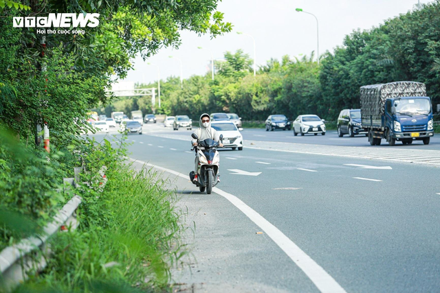 Cố tình đi xe máy vào cao tốc Đại lộ Thăng Long, tài xế bao biện 'vội đi làm'- Ảnh 11. Cố tình đi xe máy vào cao tốc Đại lộ Thăng Long, tài xế bao biện 'vội đi làm'- Ảnh 11.